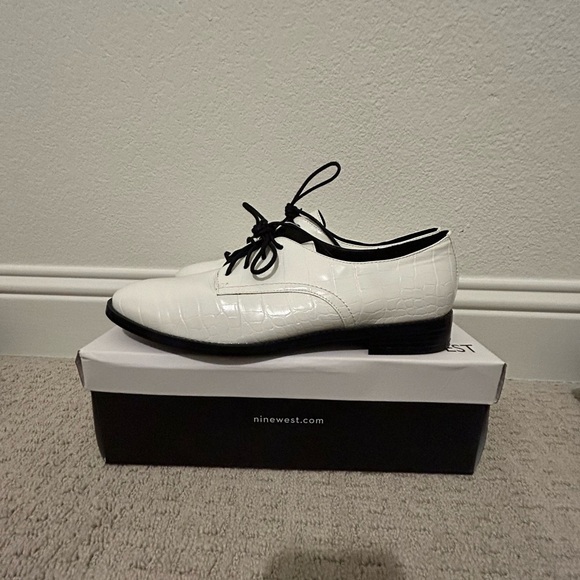 White crock texture Nine West shoes. Size 10 - Picture 4 of 7